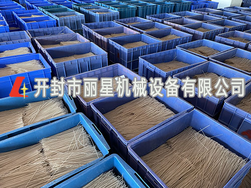 室內(nèi)作業(yè)的粉條加工設(shè)備自帶烘干，可四季作業(yè)