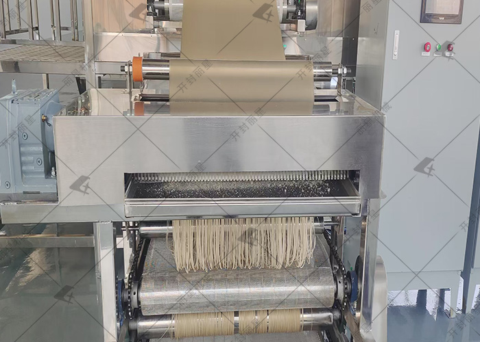 粉絲f粉條生產(chǎn)線設(shè)備試運行進行時，為粉條加工賦能